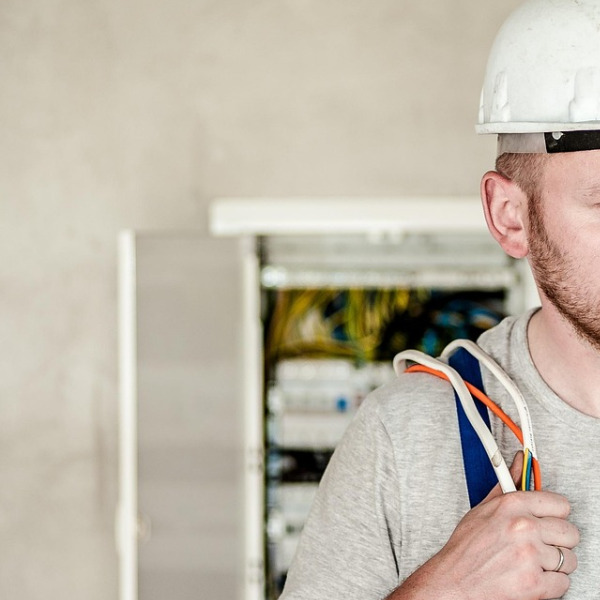 Elektriker i arbete